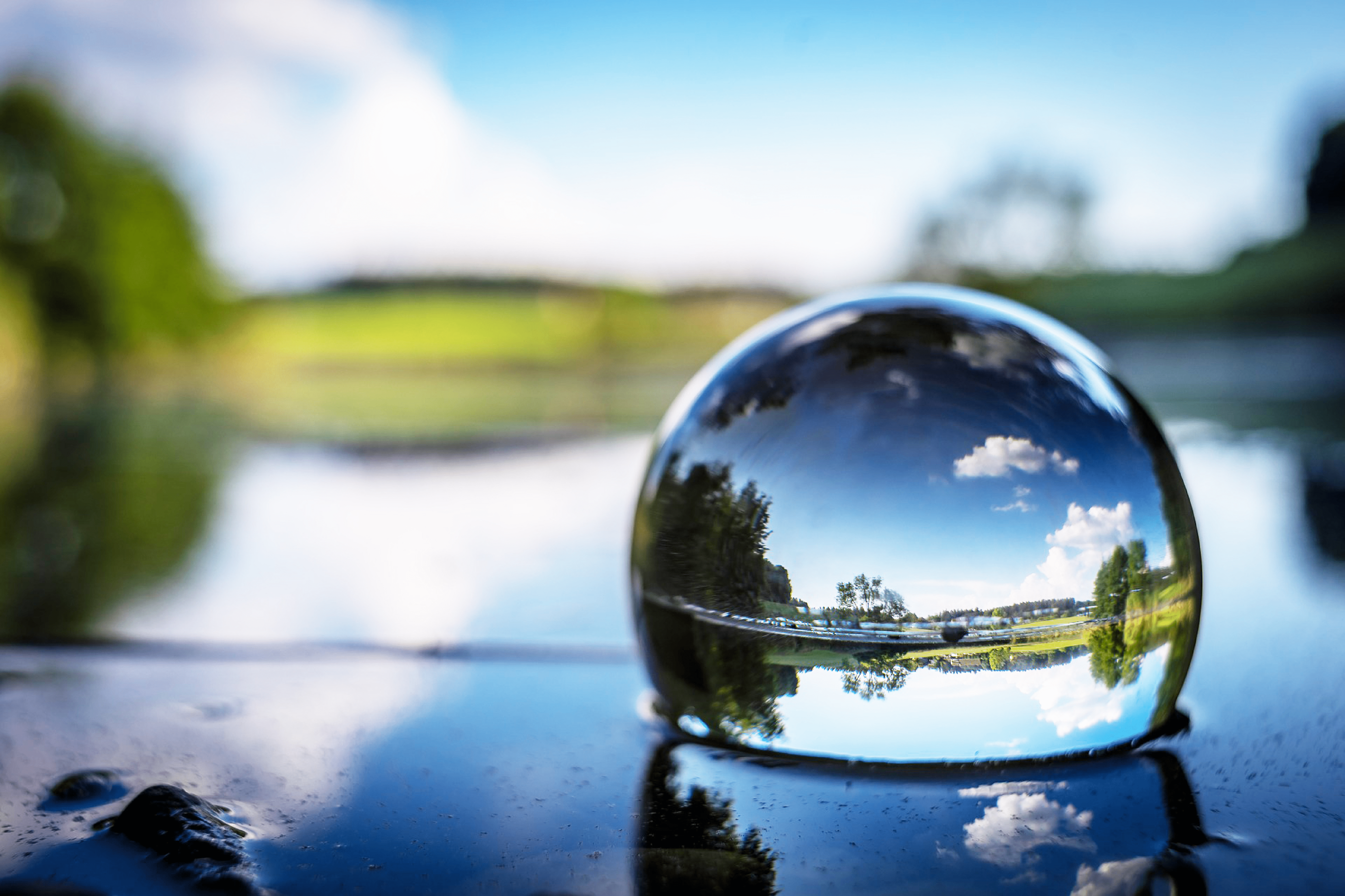 景色の映った球体の水